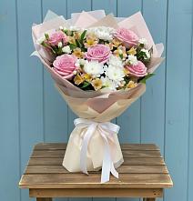 Букет цветов из:  Гвоздики, Орхидеи и Розы в Истре