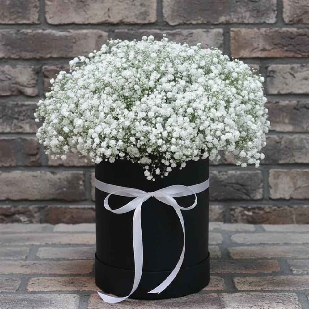 Цветочная композиция из Гипсофила в шляпной коробке в Истре