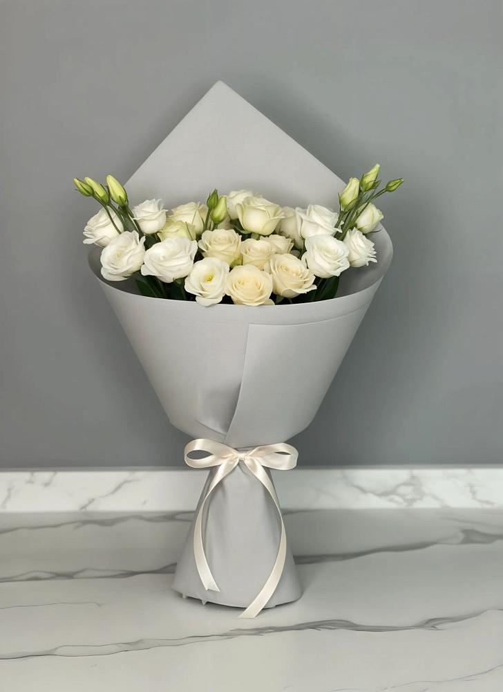 Букет цветов из: Розы и Лизиантусы в Истре