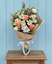 Букет цветов из:  Альстромерии, Лизиантусы, Розы и Хризантемы в Истре