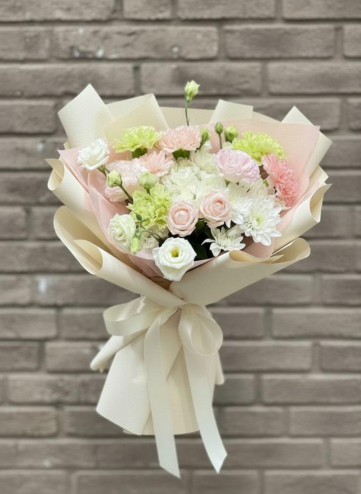 Букет цветов из: Гвоздики, Розы, Лизиантусы и Хризантемы в Истре