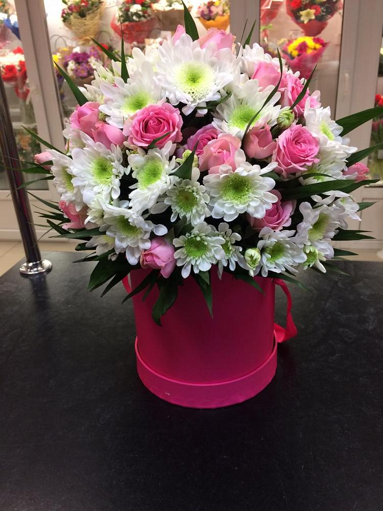 Цветочная композиция из Розы и Хризантемы в шляпной коробке в Истре