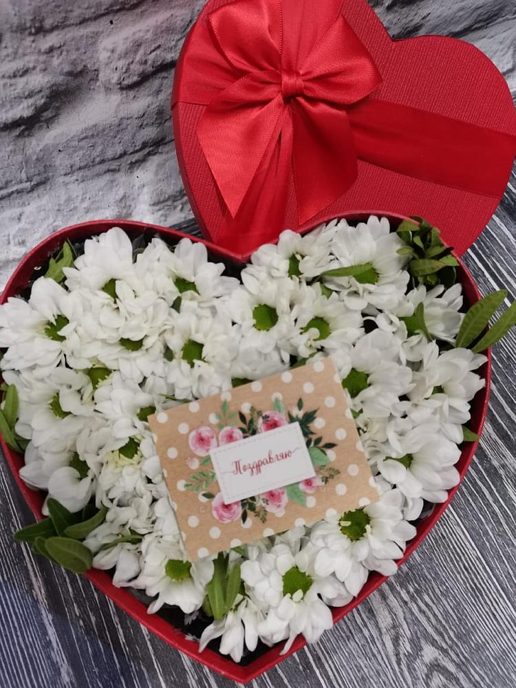 Цветочная композиция из Хризантемы в виде сердца в Истре