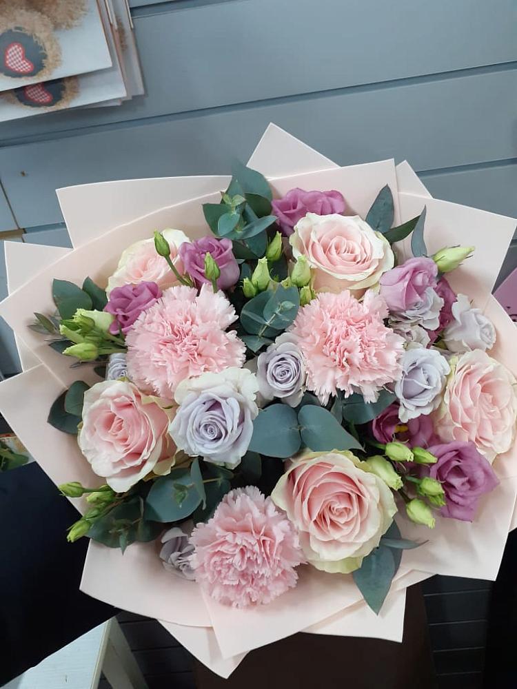 Букет цветов из: Розы, Гвоздики и Лизиантусы в Истре