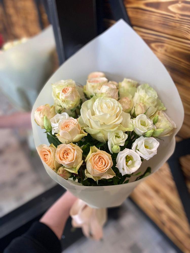 Букет цветов из: Розы и Лизиантусы в Истре